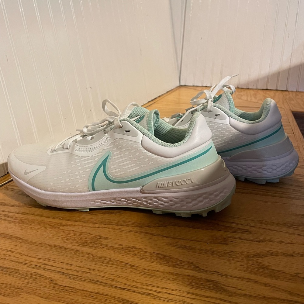 Nike Size 8 Women’s golf shoes